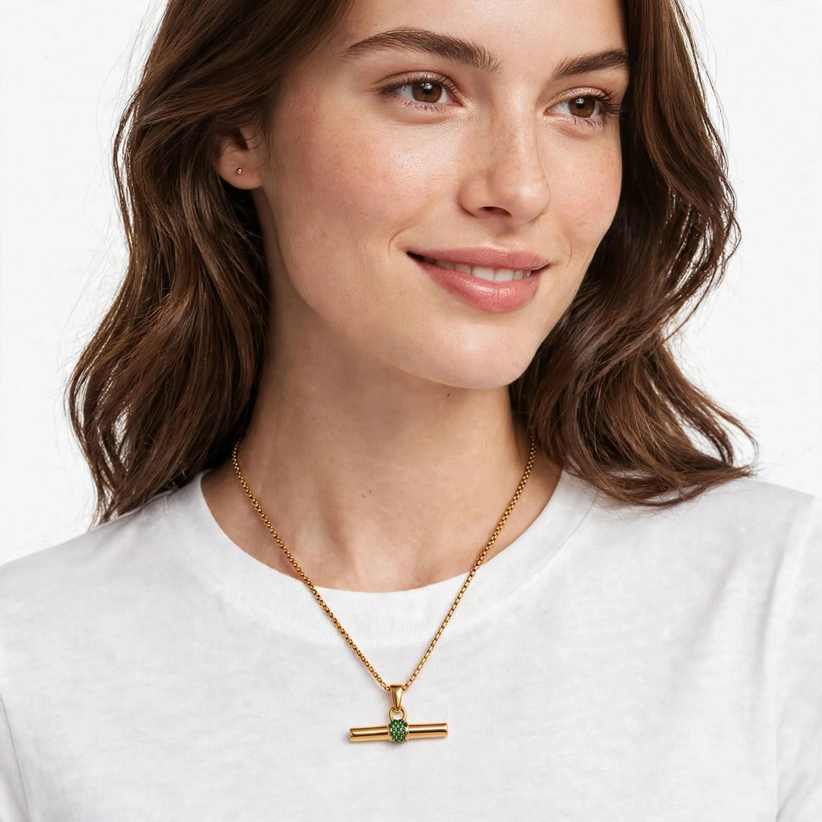 Model wearing the Verde T-Bar Necklace